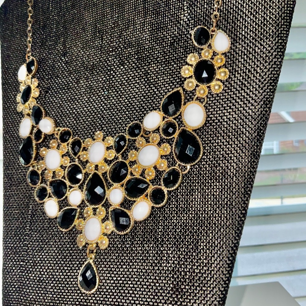 💛💛💛Classy Necklace and Earring Set